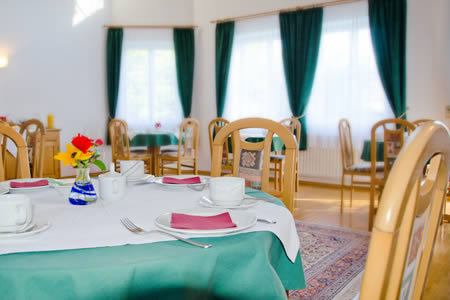 Der Frühstücksraum im Gästehaus Mauß ohne Leute