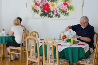 Ein Gast schenkt sich Kaffee ein