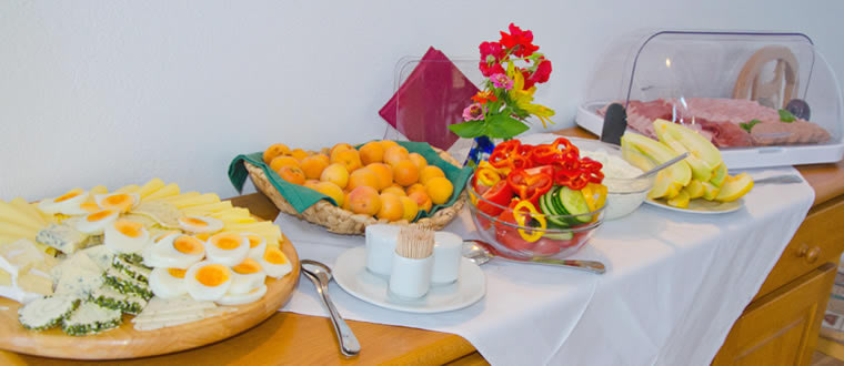 Großzüges Frühstücksbuffet im Gästehaus Mauß