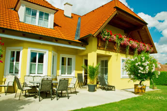 Sonnenschein auf die Terrasse auf der Vorderseite des Hauses